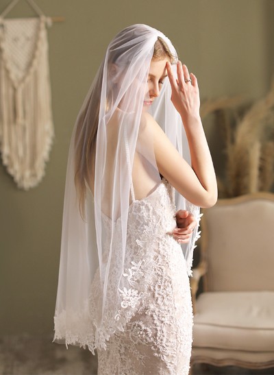 Lace Applique Edge One-Tier Fingertip Bridal Veils