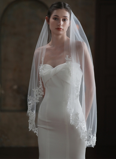 Lace Applique Edge One-Tier Fingertip Bridal Veils