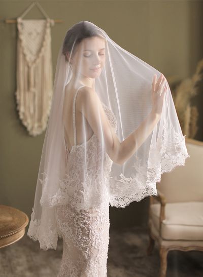 Lace Applique Edge Two-Tier Fingertip Bridal Veils