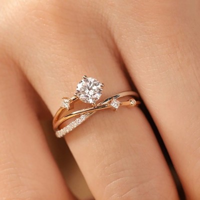 Luxurious Halo Round Cut Engagement Ring